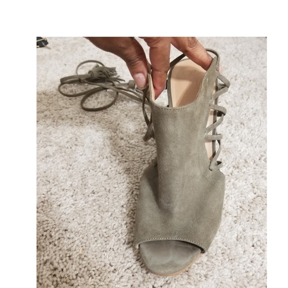 ☀️Banana republic olive green suede sandals - Picture 3 of 7